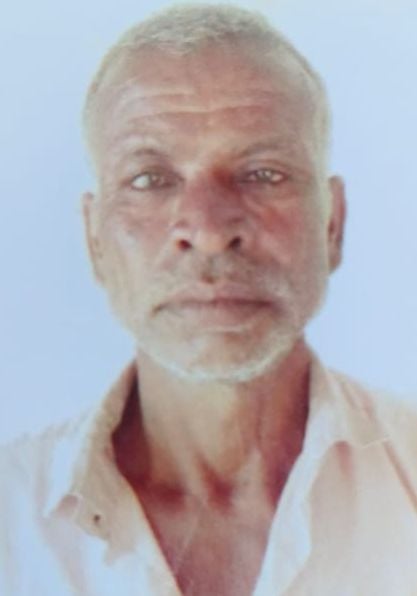 Balrampur News: सड़क किनारे गड्ढे में मिला किसान का शव, हत्या की आशंका