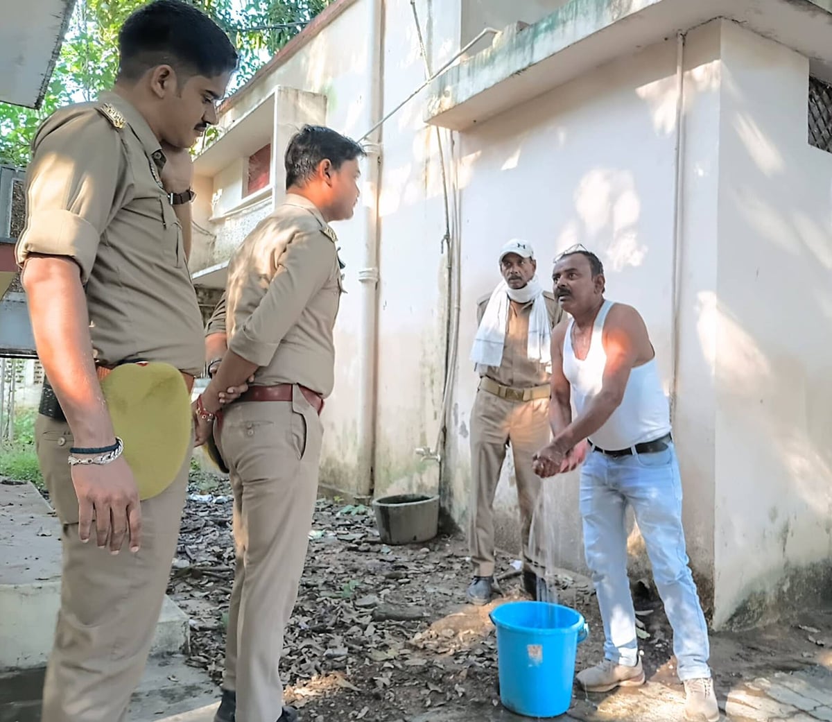 Fatehpur News: कांग्रेस नेता ने विकास भवन में की आत्मदाह की कोशिश, हंगामा