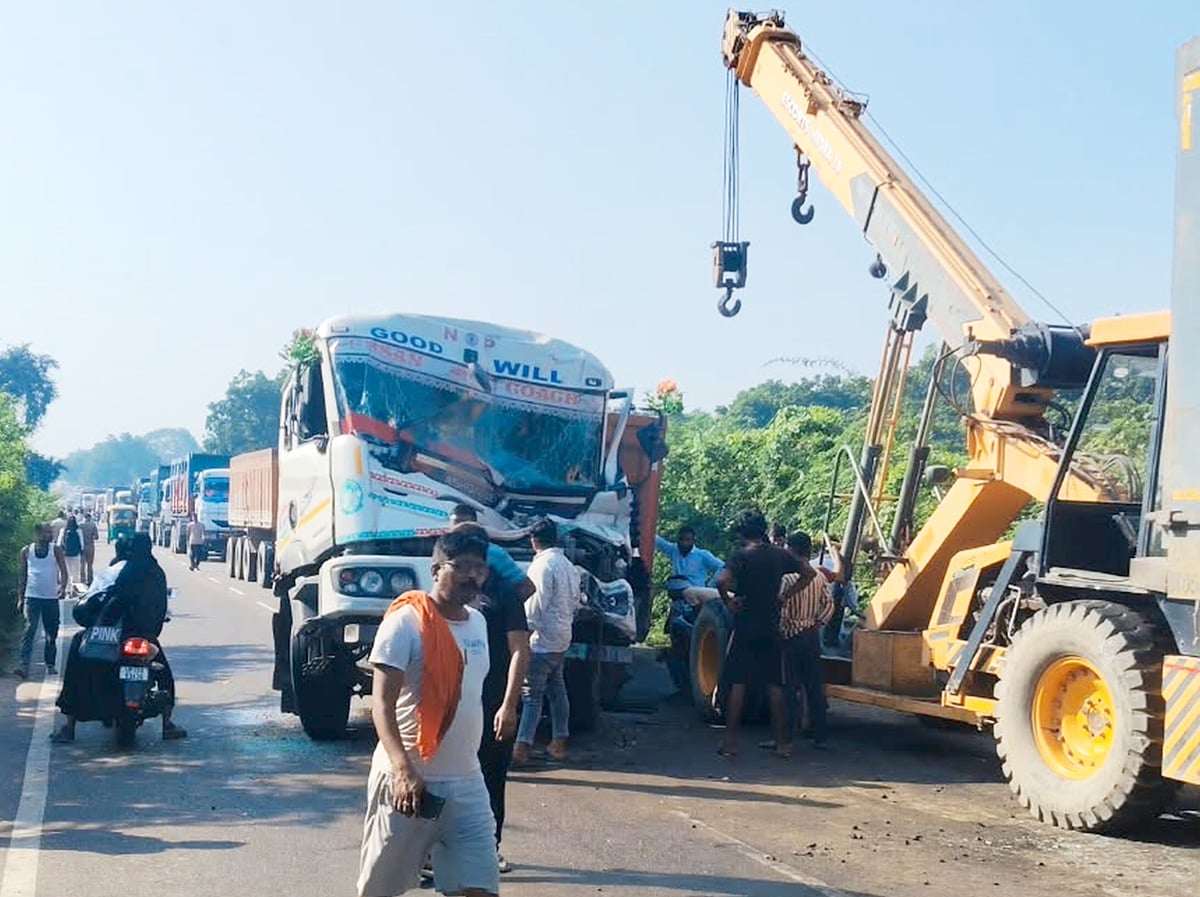 Fatehpur News: असनी पुल पर दो ट्रक टकराए, सात घंटे जाम से जूझे राहगीर