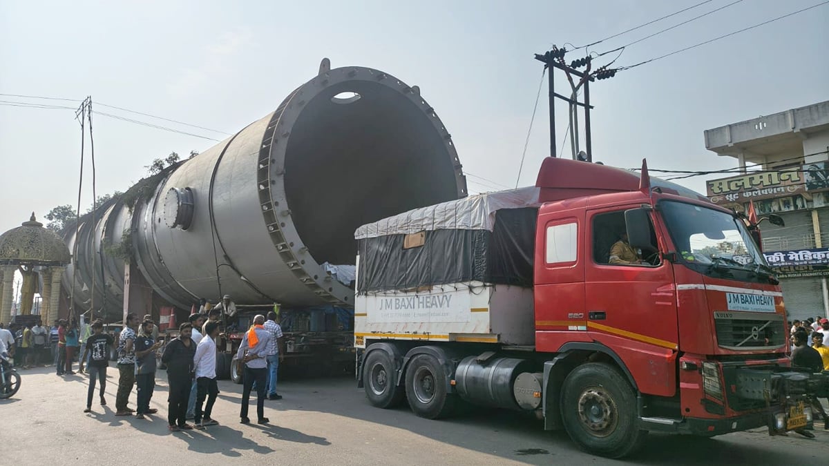Balrampur News: 308 पहियों वाले ट्रेलर को रास्ता देने के लिए 11 घंटे बिजली आपूर्ति रोकी