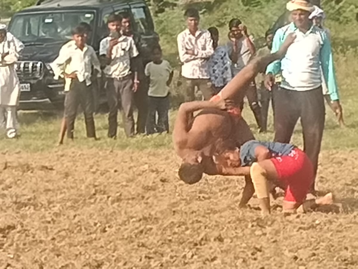 Banda News: पूनम पहलवान ने संतोष को पटकनी देकर जीती कुश्ती