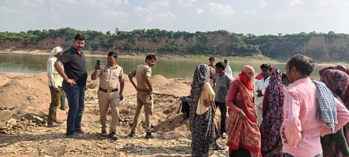 Jalaun News: नदी किनारे फसल उजाड़कर गड्ढे खोदने का आरोप, किसानों ने किया हंगामा