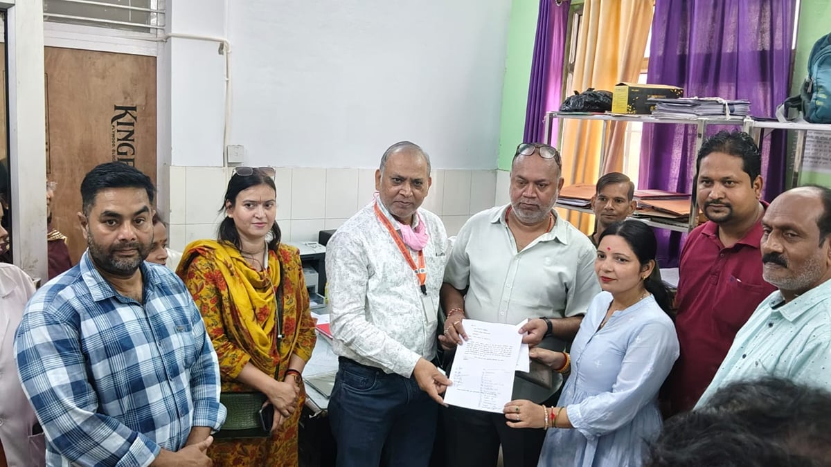 Balrampur News: हड़ताल पर रहे एनएचएम कर्मी, भटकते रहे मरीज