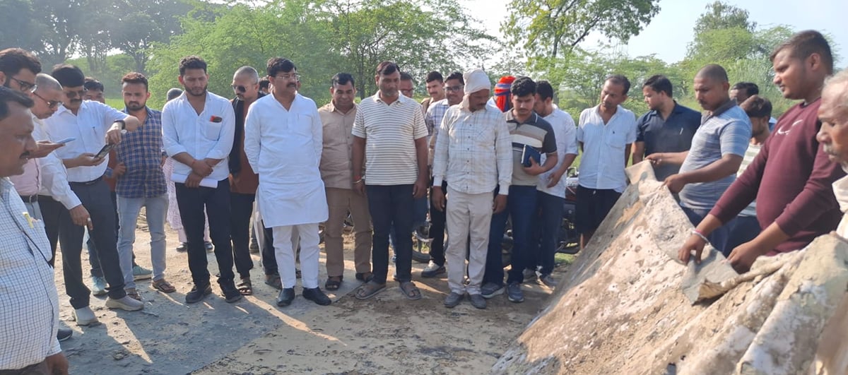 Fatehpur News: 4.86 करोड़ की सड़क की गुणवत्ता पर सवाल, जांच के लिए लिए नमूने