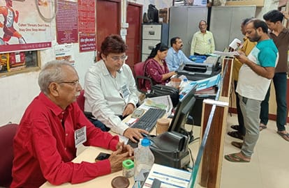 फोटो- 36- विरोध स्वरूप बैंक में बैज लगाकर काम करते कर्मचारी। स्रोत यूनियनं