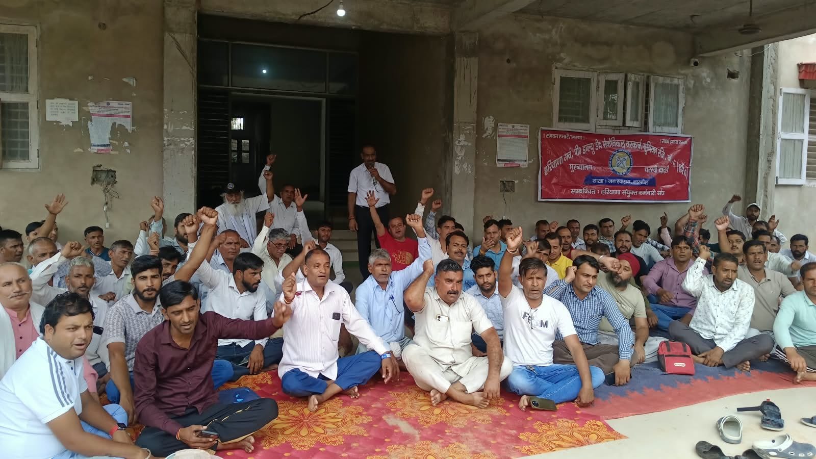 फोटो नंबर-26मांगों को लेकर नारेबाजी करते पीडब्ल्यूडी कर्मचारी। संवाद