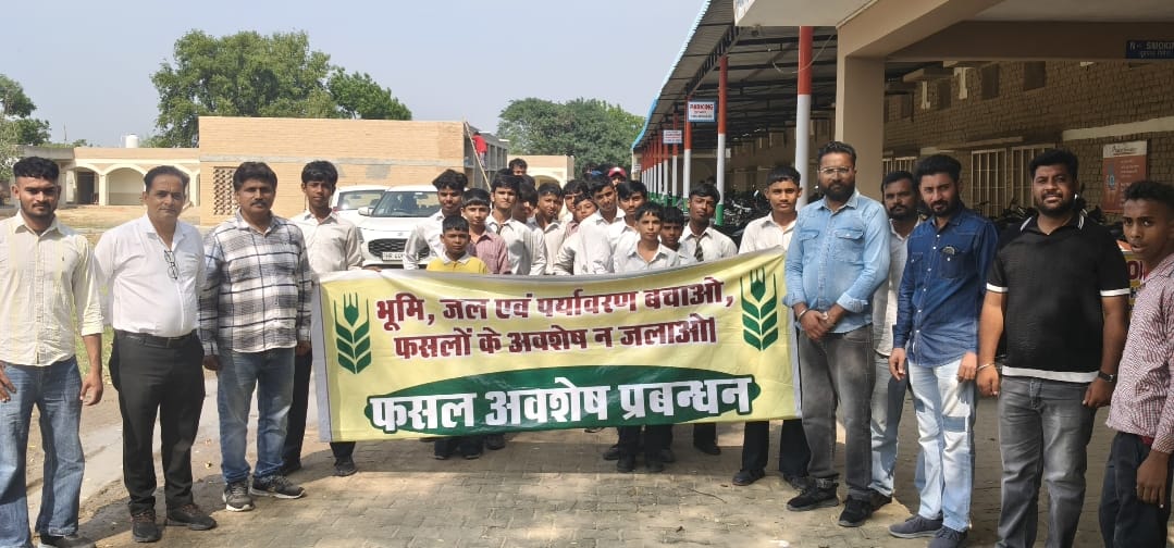 फोटो - रानियां02  जागरूकता रैली निकालते विद्यार्थी एवं कृषि विभाग के अधिकारी।