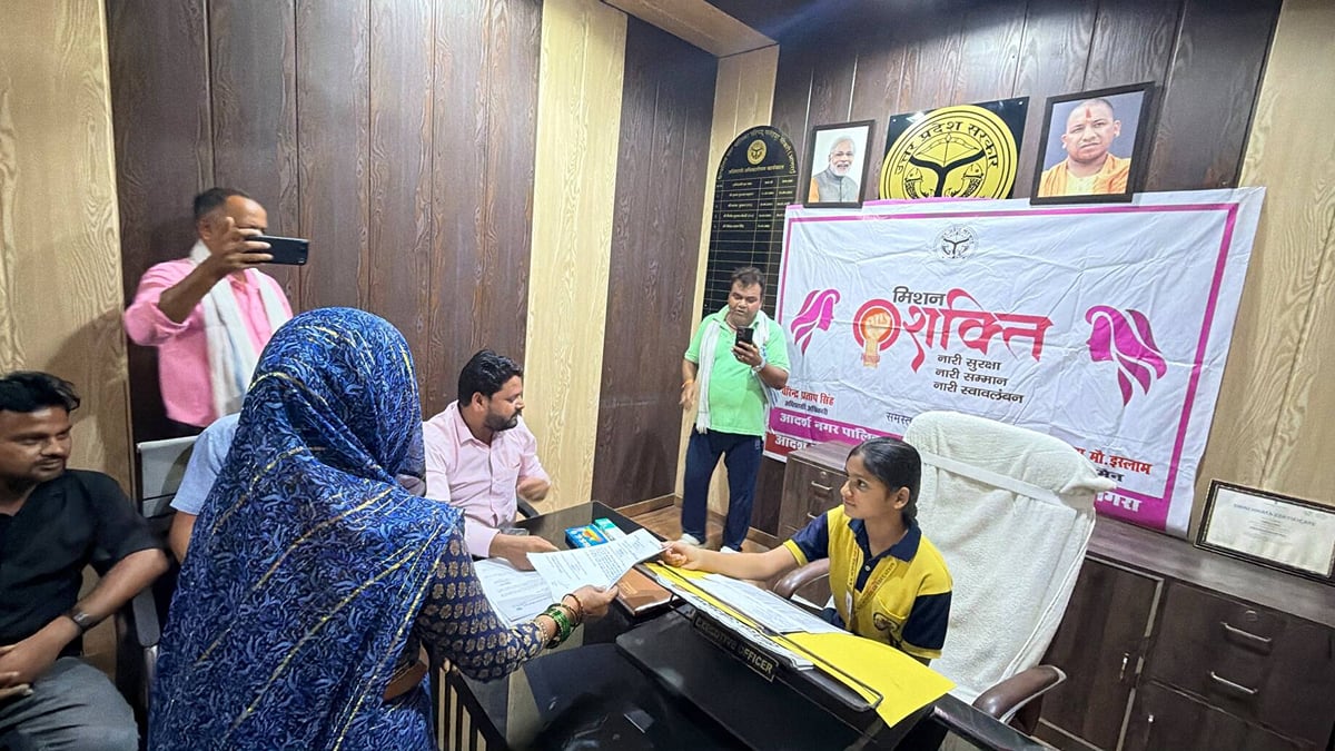 Agra News: पूर्वी अग्रवाल बनीं एक दिन की अधिशासी अधिकारी