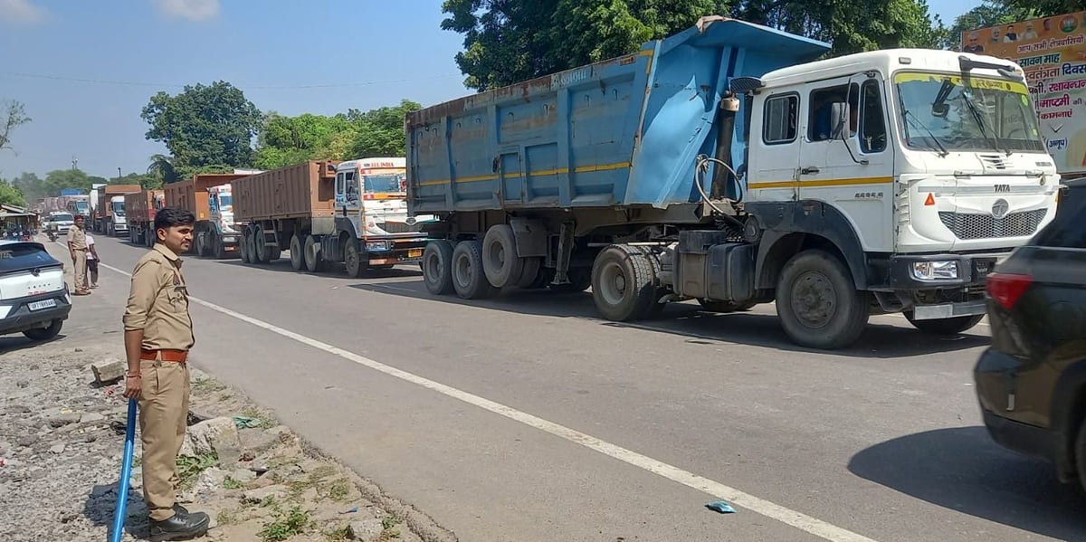 Raebareli News: गेंगासो पुल पर ट्रक भिड़े, यातायात ठप