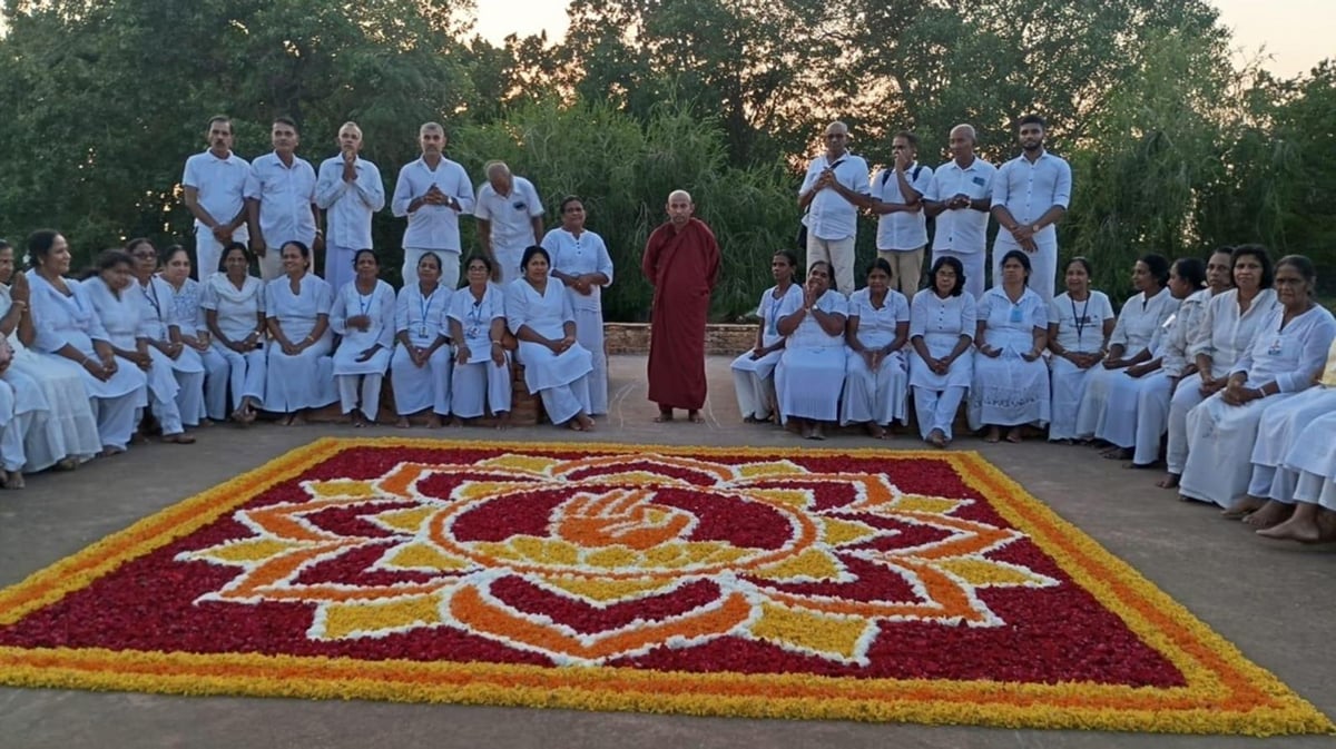 Shravasti News: श्रीलंका-वियतनाम के अनुयायियों ने की पुष्प पूजा