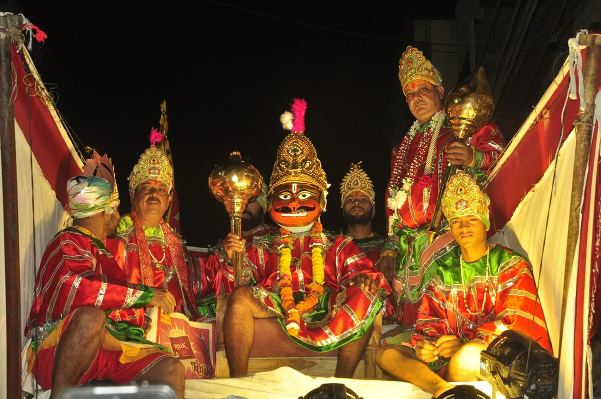 Hathras News: जयकारों के साथ निकली हनुमानजी की शोभायात्रा, पुष्पों से स्वागत