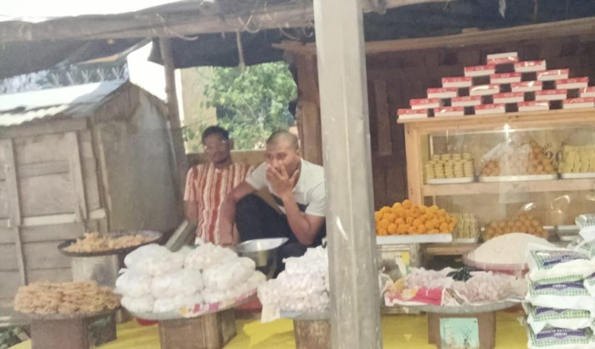 हरदत्तनगर गिरंट चौराहे पर सजी मिठाई की दुकान