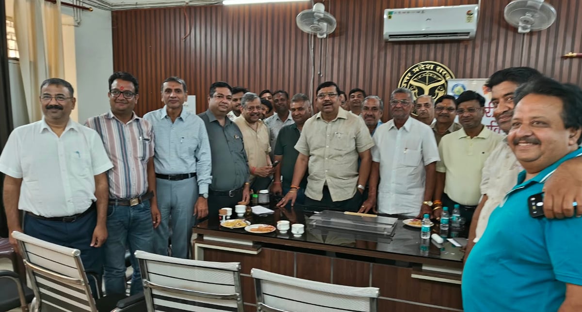 Agra News: जीएसटी छापों के विरोध में व्यापारी बोले, त्योहारों पर न करें परेशान