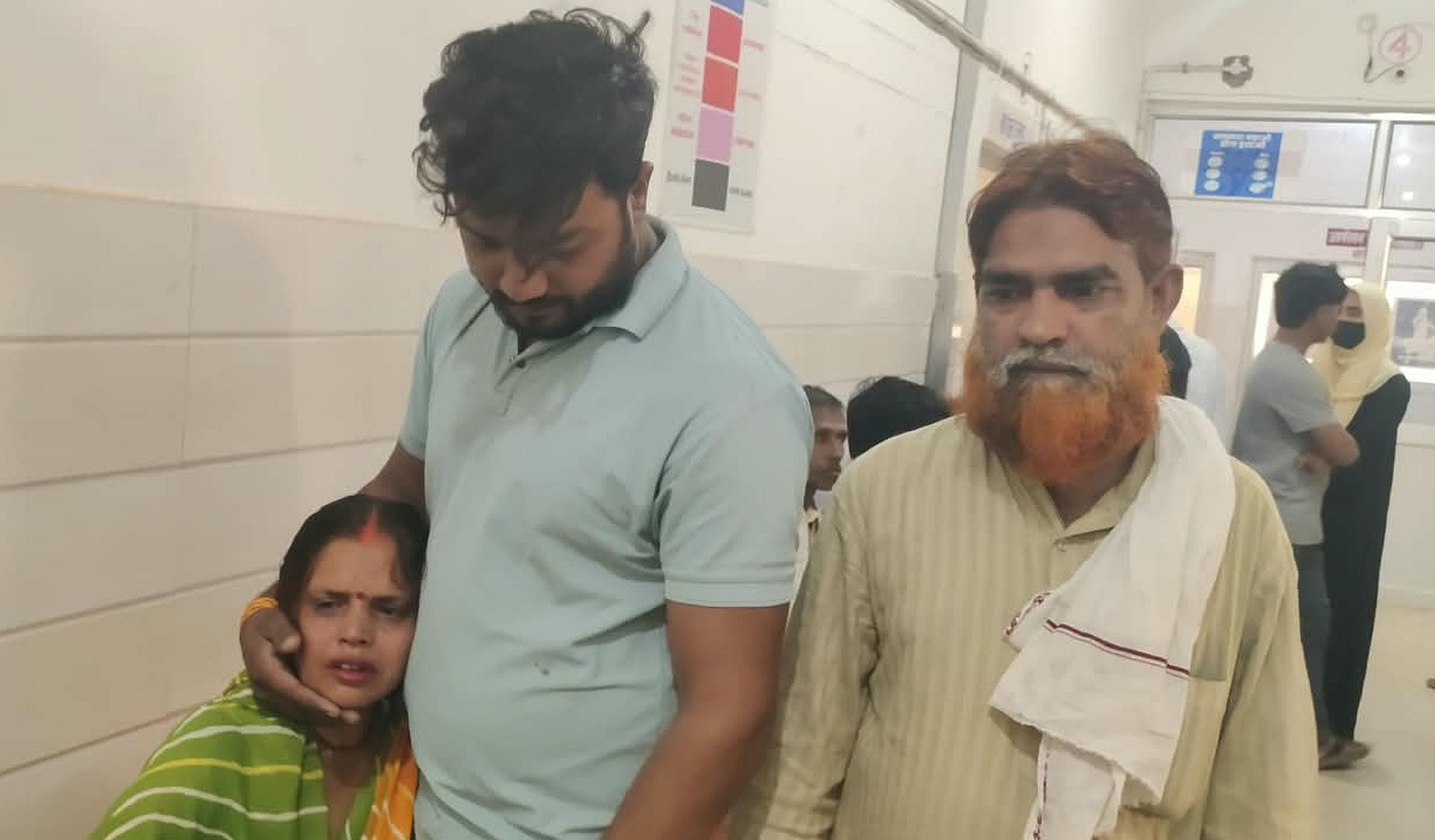 . जगदीशपुर के ट्रॉमा सेंटर में गमगीन मृतक के परिजन। स्रोत: स्थानीय नागरिक
