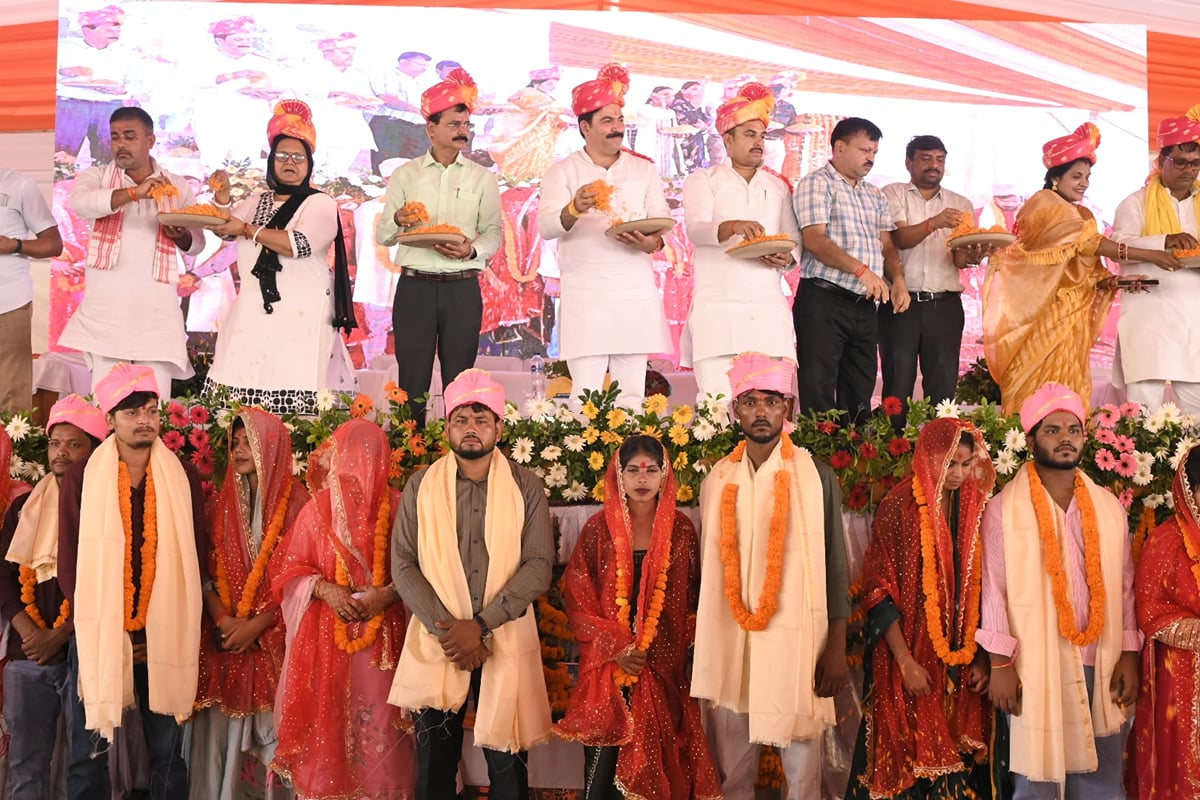 Deoria News: सामूहिक विवाह में एक-दूजे के हुए 144 जोड़े