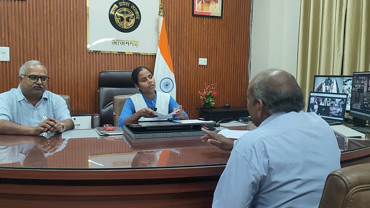 मिशन शक्ति : मेधावी छात्रा खुशी सिंह बनीं एक दिन की डीएम