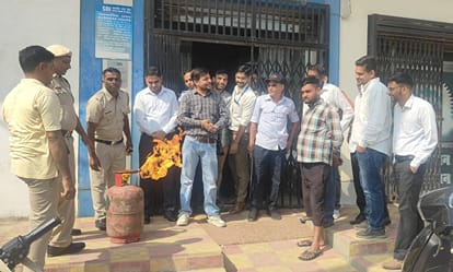 कुलां। एसबीआई बैंक के बाहर आग बुझाने की जानकारी देते अग्निशमन कर्मचारी। संवाद