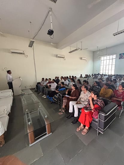 कॉलेज में आयोजित कार्यक्रम के दौरान उपस्थित फैकल्टी सदस्य व वक्ता। स्त्ररोत: कॉलेज