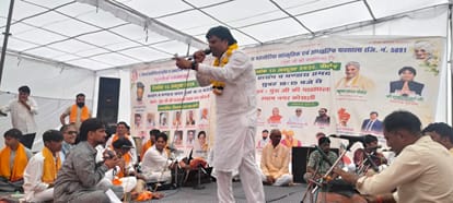 कार्यक्रम के दौरान प्रस्तुति देते कलाकार विकास पाहसौरिया। संवाद
