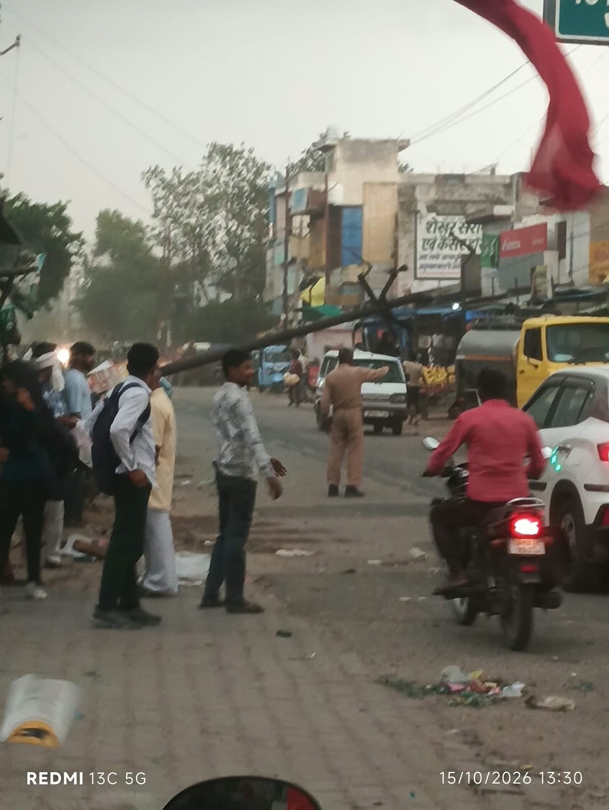 Aligarh News: आंधी में हाईटेंशन लाइन का खंभा गिरा, मची खलबली