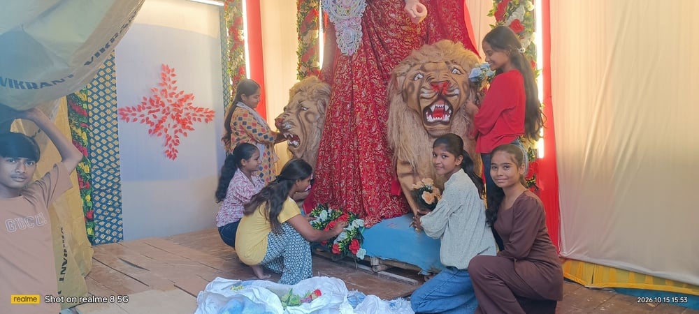 Deoria News: मां दुर्गा के शृंगार में झलक रही नारी शक्ति की आस्था