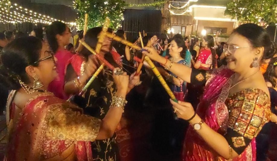 Shahjahanpur News: गरबा महोत्सव में अंकिता कपूर की आवाज ने बांधा समां
