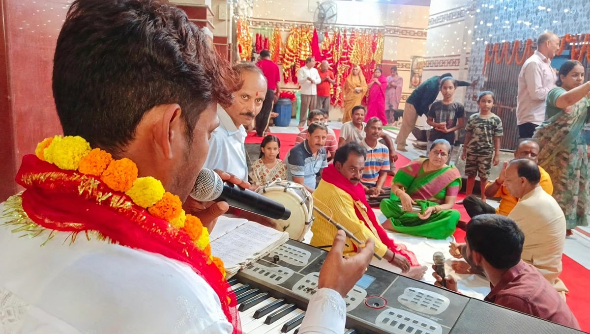 Azamgarh News: तेरे दर को मैं छोड़ कहां जाऊं, अब दूजा कोई द्वार न दिखे...