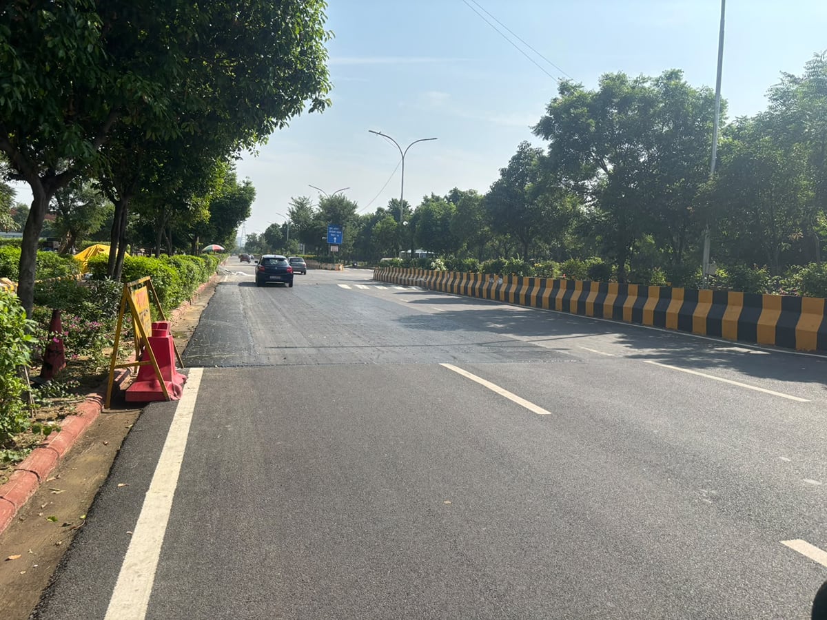 Noida News: अच्छी-भली सड़कों पर बिछ रही नई परत, महीनों से उखड़ी पड़ी सड़कों की सुध लेने वाला कोई नहीं