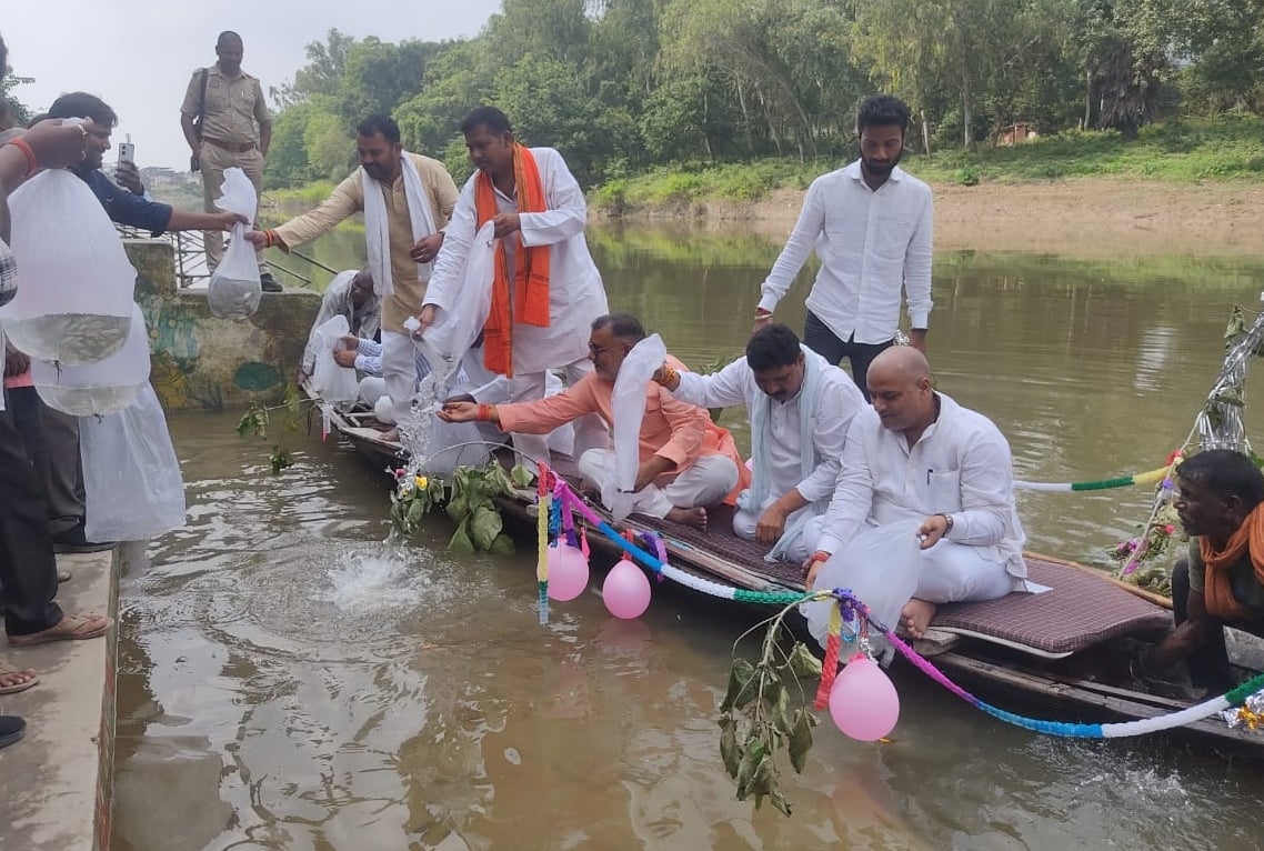 Azamgarh News: नदी में मछलियां छोड़ी गईं, पर्यावरण संरक्षण के लिए बताया महत्वपूर्ण