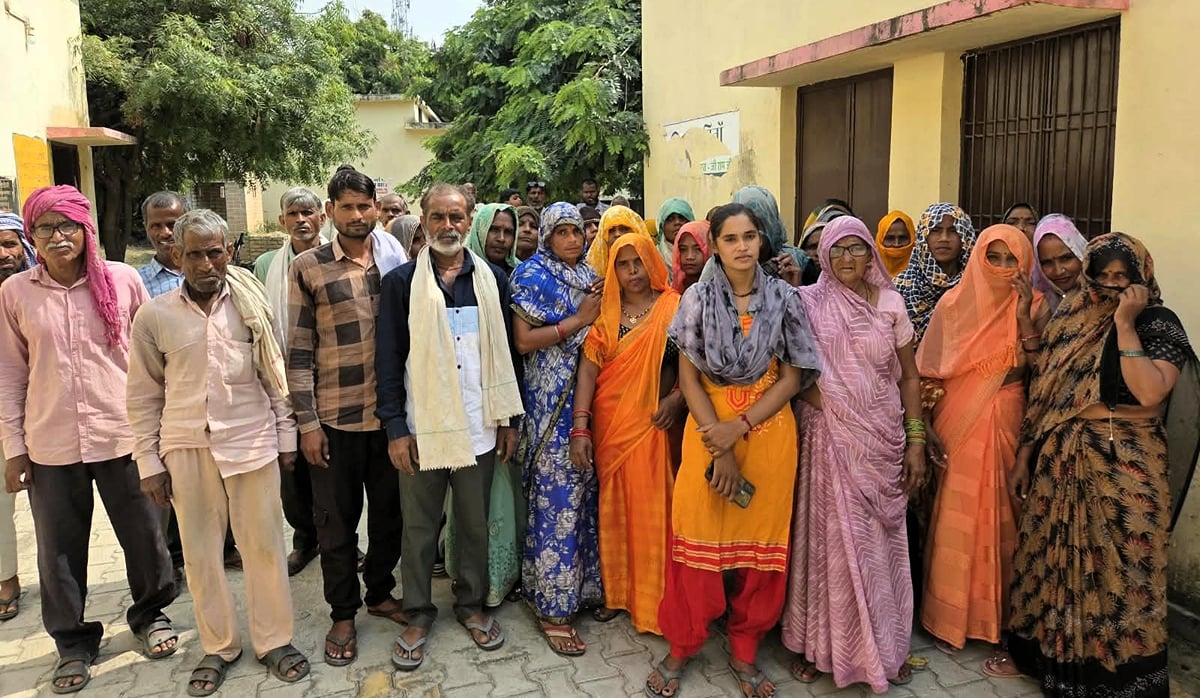 Hathras News: चार माह से मजदूरी नहीं मिली, ब्लॉक पहुंचे मजदूरों ने किया हंगामा