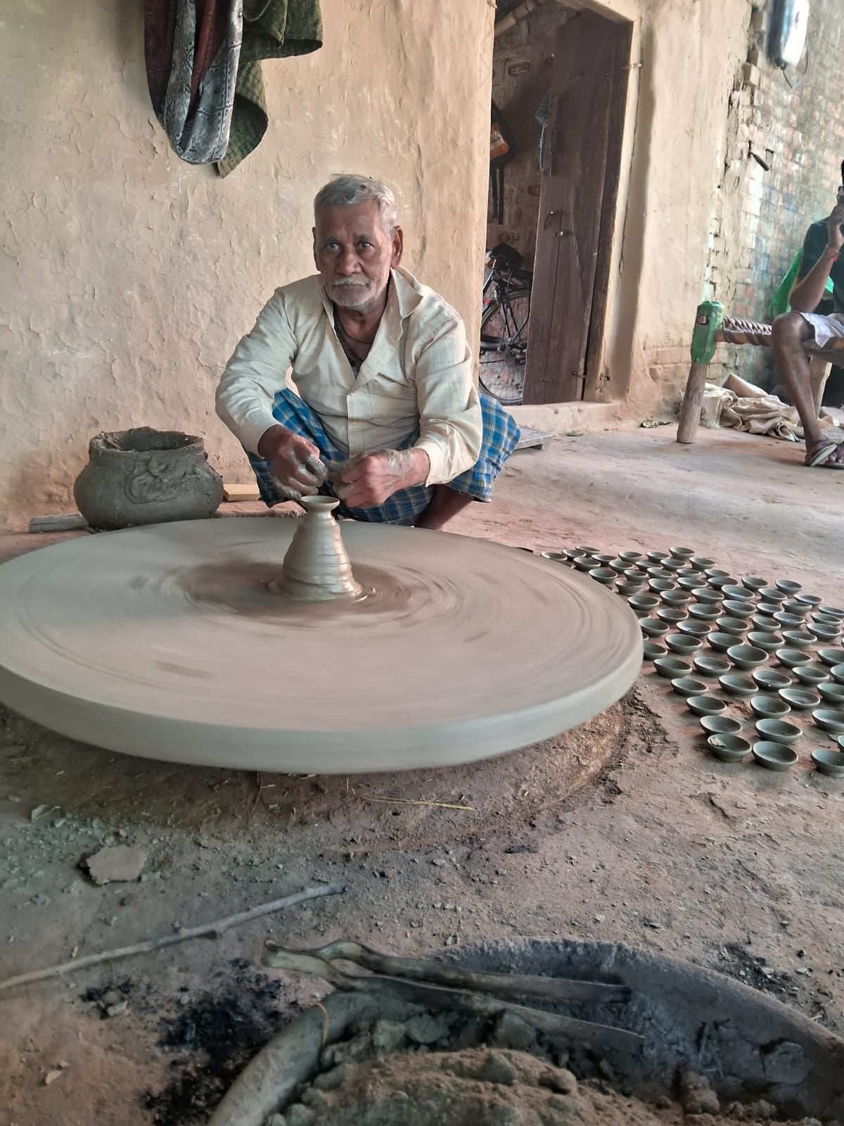 Kaushambi News: 10-10 हजार दीयों के मिले ऑर्डर... दिन-रात चाक चला रहे कुम्हार