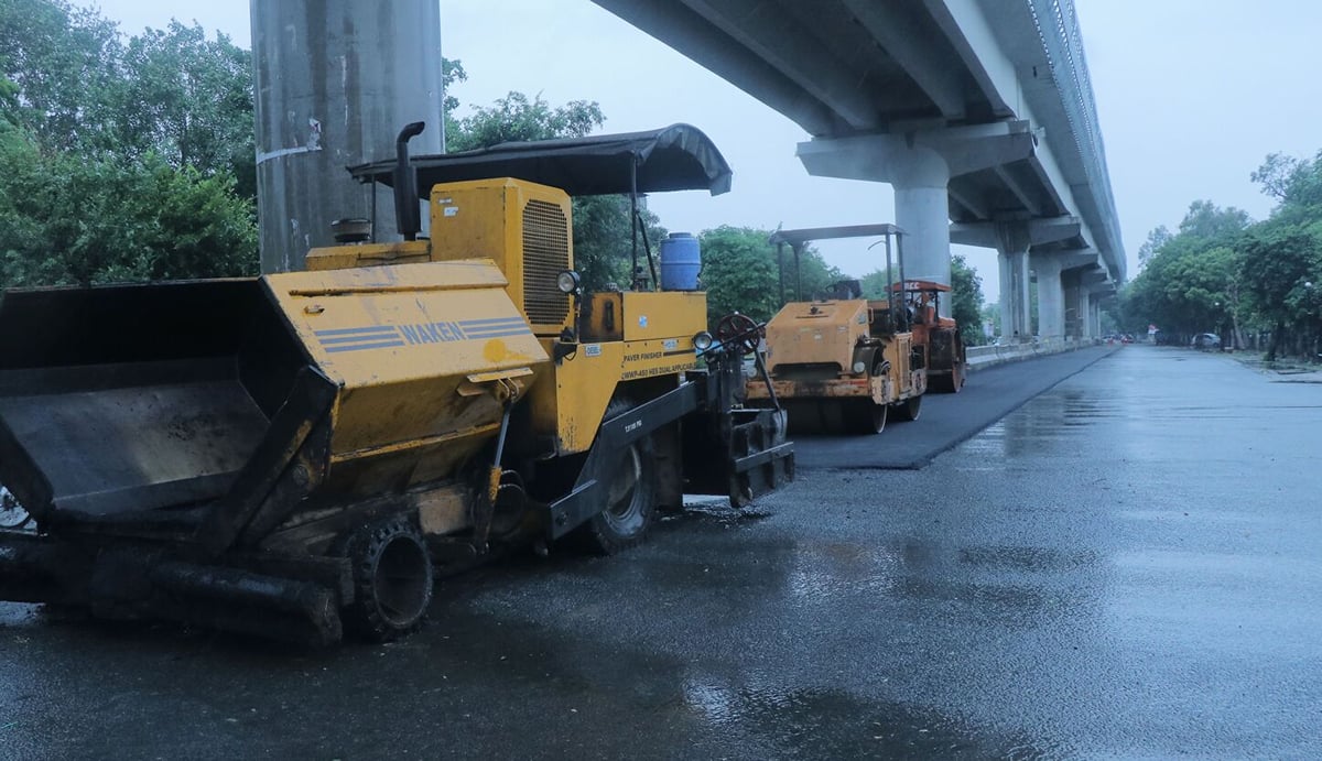 Agra News: सीएम के आगमन से पहले बारिश में बनाईं सड़कें
