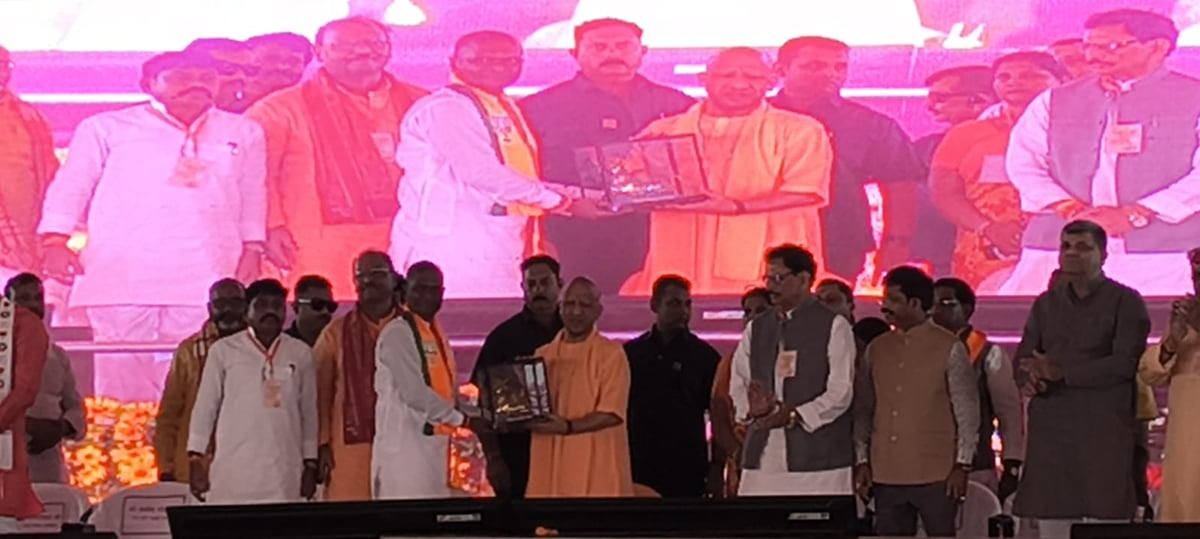 सपा विकास के रास्ते का बैरियर, एक झटके में उखाड़कर बाहर कर देंगे : योगी
