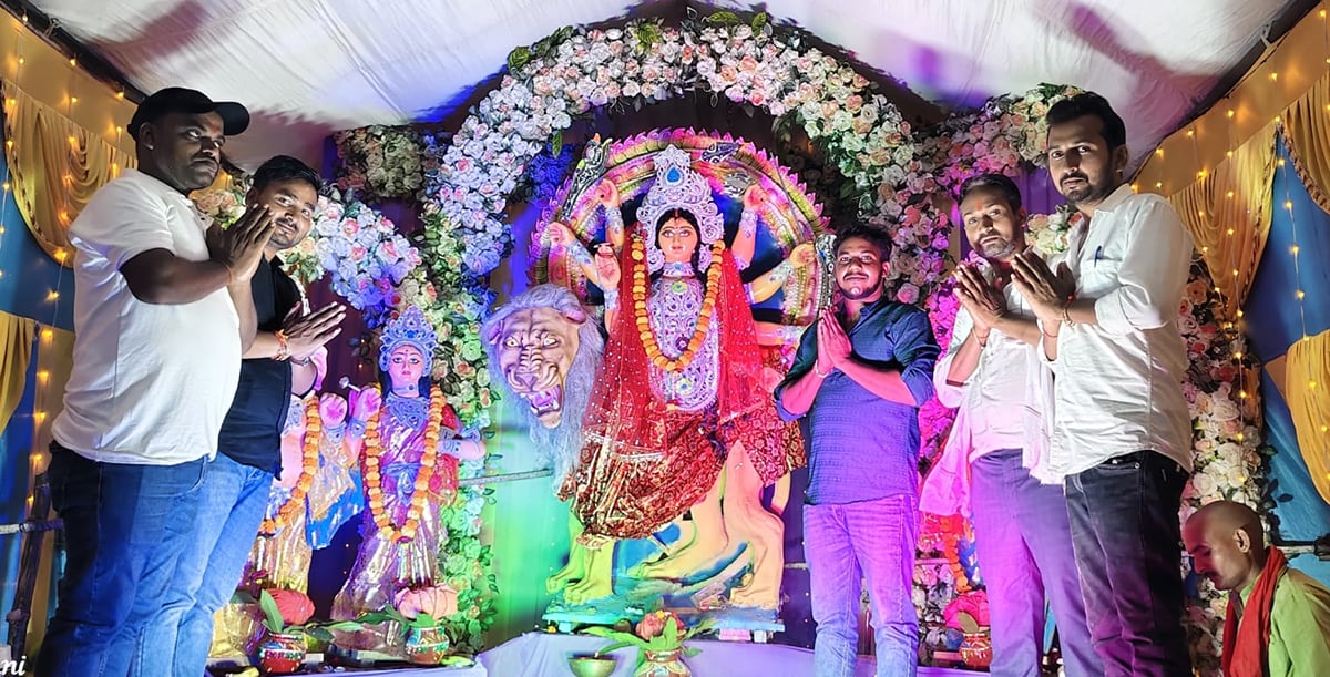 Prayagraj News: मां दुर्गा के दर्शन के लिए उमड़ी भीड़, भक्तिमय हुआ मऊआइमा