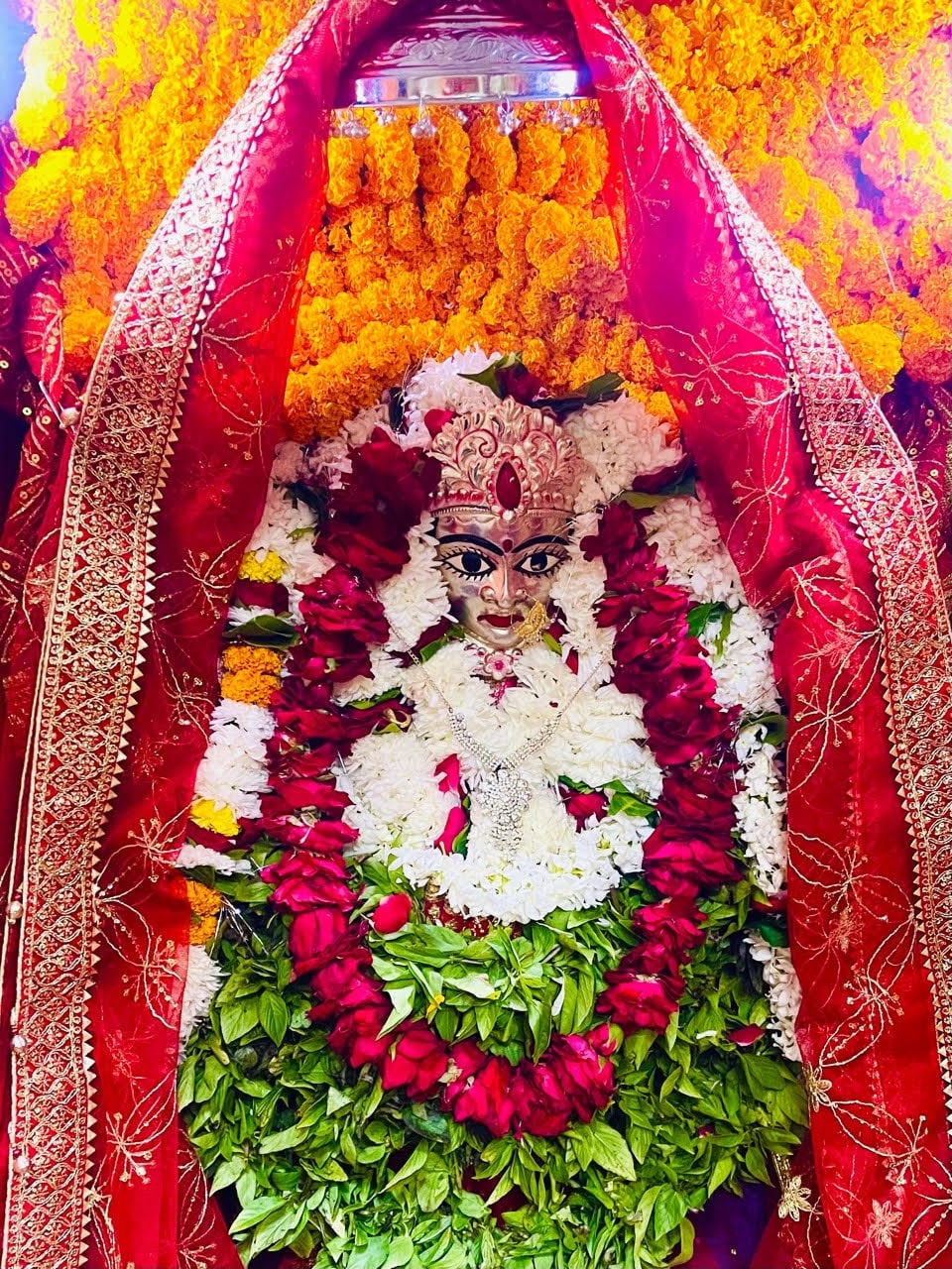 Azamgarh News: नवरात्र के पांचवें दिन मंदिरों में उमड़ी भीड़, मांगा सुख-समृद्धि का आशीर्वाद