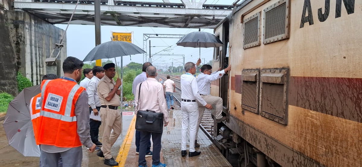 Hathras News: मथुरा-अलीगढ़ रेल लिंक की राह पर हाथरस जंक्शन का जायजा