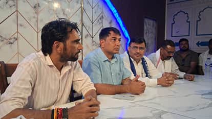 बसपा के साथ मिलकर चुनाव लड़ने का ऐलान करते नरेश मीणा