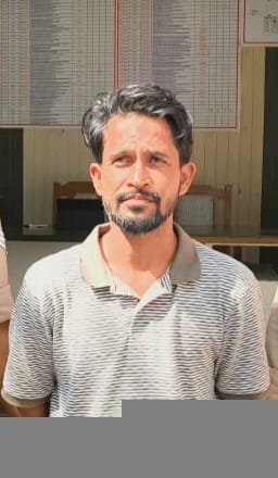 पुलिस हिरासत में मंगलसूत्र छीनने वाला आरोपी।