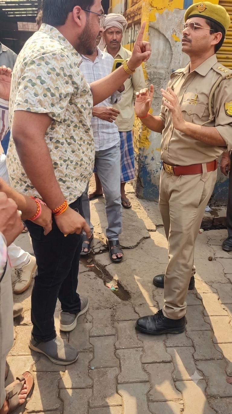 Hathras News: लोहा कारोबारी के यहां सेंट्रल जीएसटी की टीम से विवाद, मारपीट के आरोप