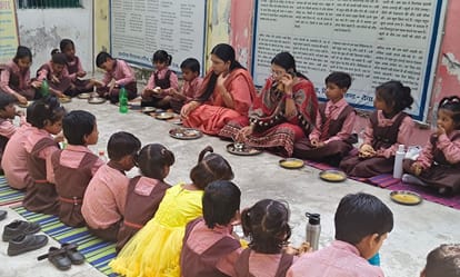 प्राथमिक विद्यालय सरैंया में मध्याह्न भोजन प्राधिकरण की उप निदेशक ने बच्चों संग किया भोजन। - 