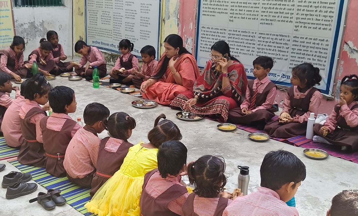 Barabanki News: बच्चों के साथ बैठ चखा मिड-डे मील