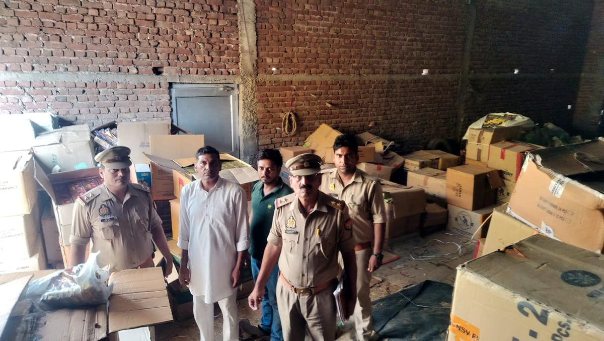 Hathras News: गोदाम पर छापा मारकर 12 लाख के पटाखे पकड़े