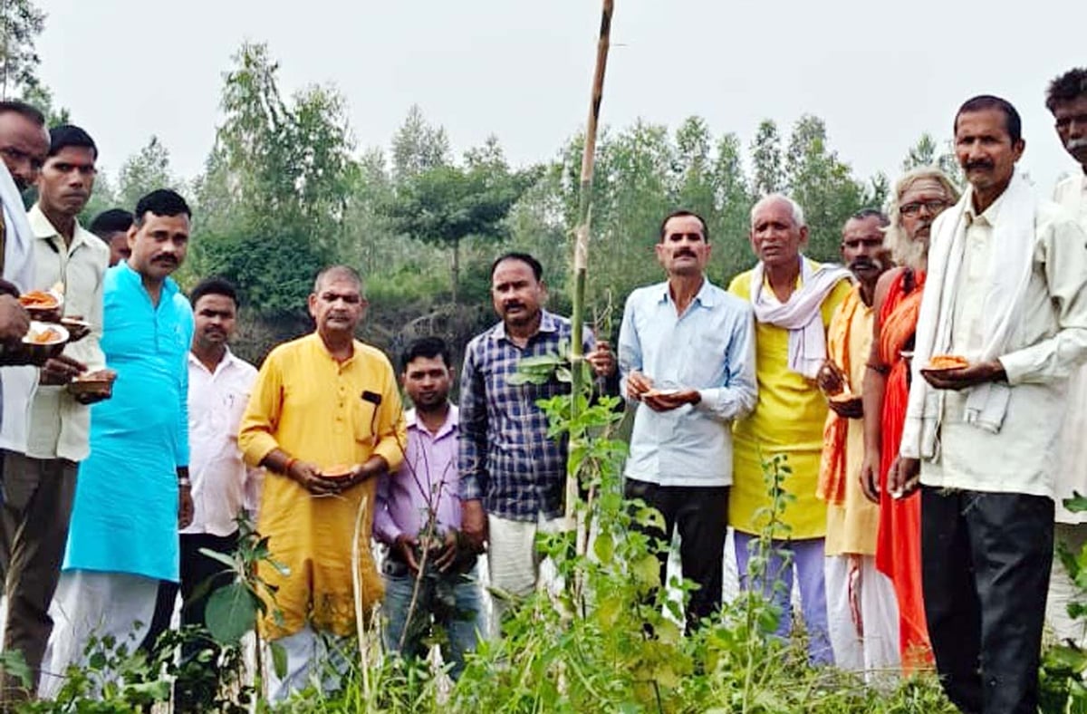 Shahjahanpur News: भैंसी नदी में जलधार बहने पर किया हनुमान चालीसा का पाठ