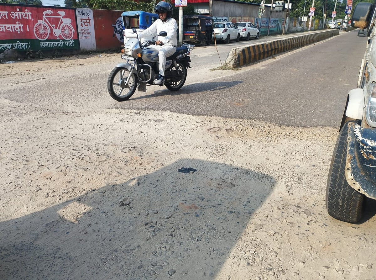 Pratapgarh News: सड़क पर डगमगाएंगी झांकियां, संभालना होगा मुश्किल