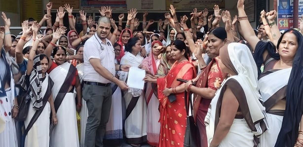 Basti News: हड़ताल से स्वास्थ्य व्यवस्था डगमगाई, जांच-दवा के लिए भटक रहे मरीज