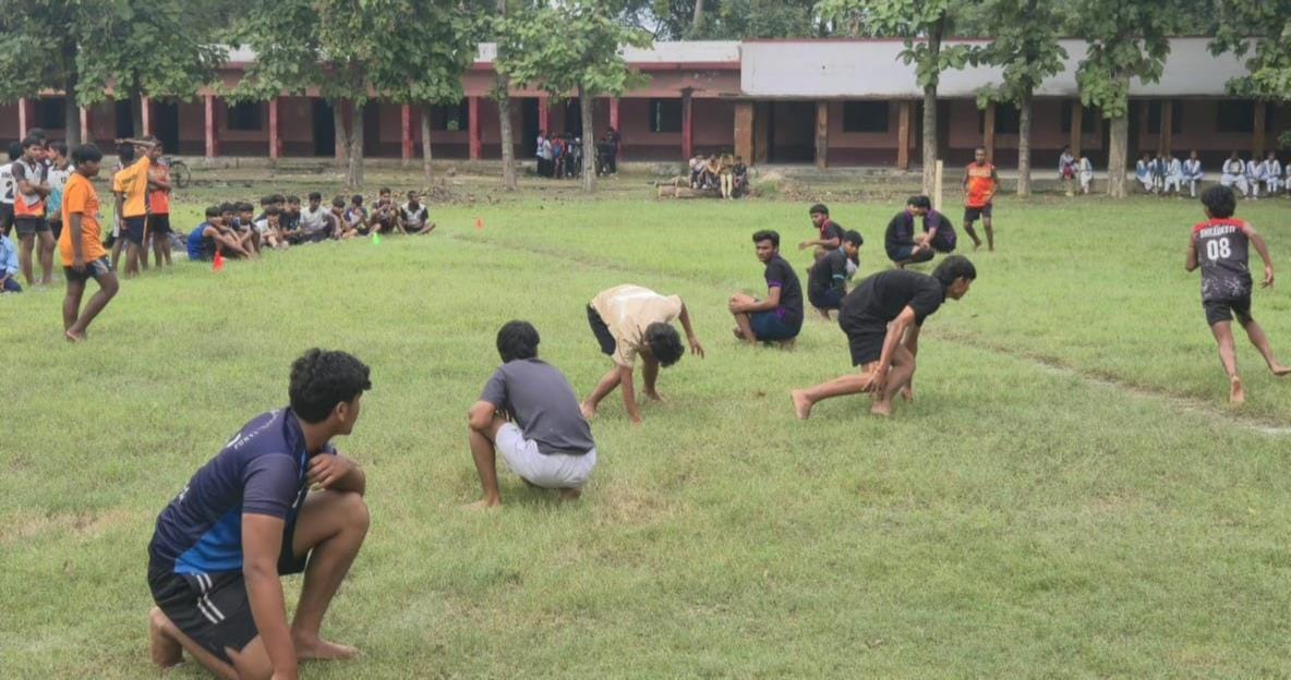 सीआरबी इंटर कॉलेज में आयोजित प्रतियोगिता में खो-खो खेलते खिलाड़ी