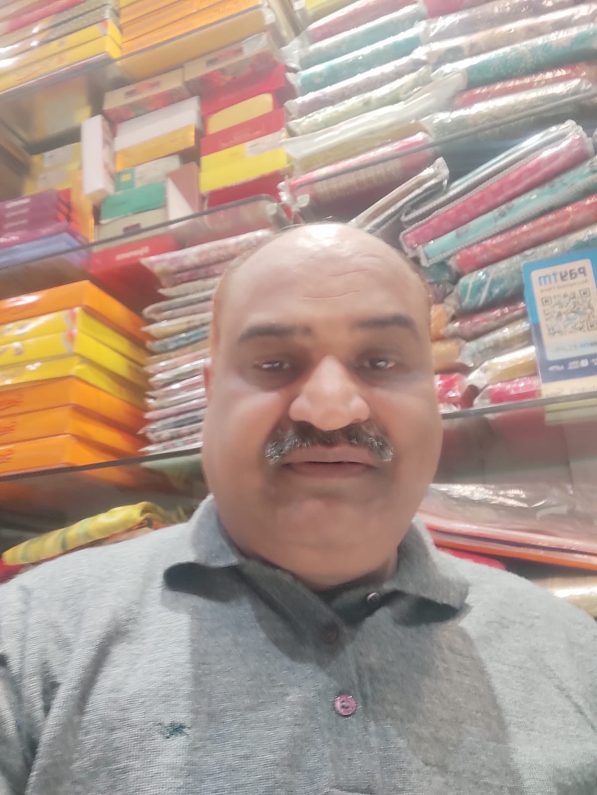 Prayagraj News: नवरात्र शुरू होते ही साड़ियों के बाजार में बढ़ी रौनक