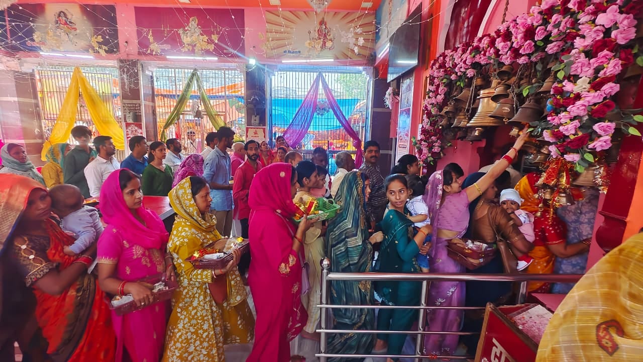 संकटा देवी मंदिर में पूजा अर्चना के लिए लाइन में खड़ी महिलाएं। संवाद