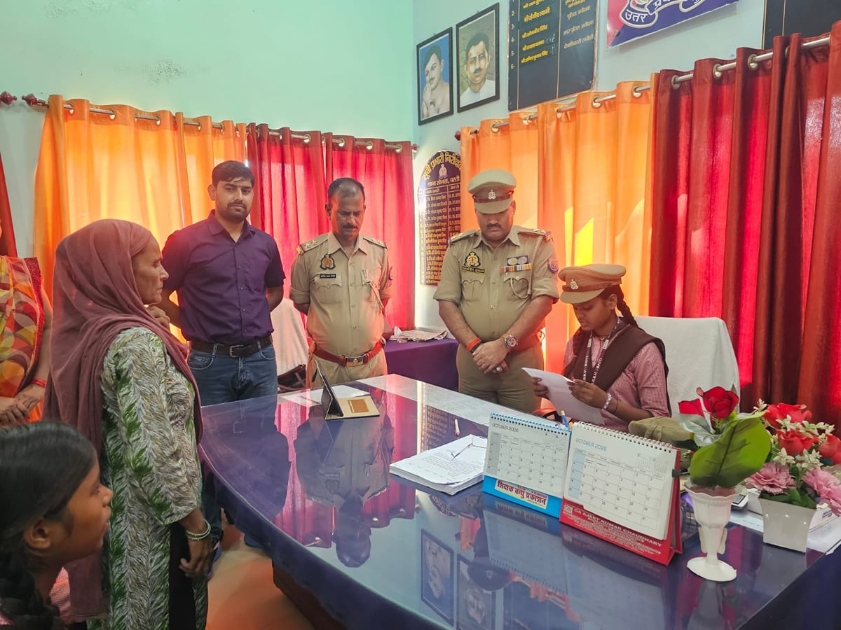 Basti News: थानों पर चला जागरूकता कार्यक्रम...छात्रा शिवांगी एक घंटे के लिए बनी थानेदार