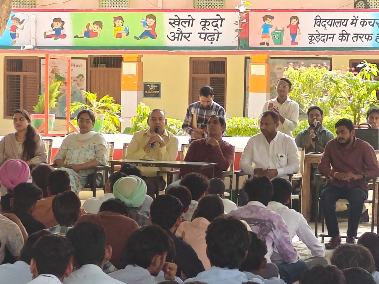 सिरसा।  राजकीय वरिष्ठ माध्यमिक विद्यालय, भरोखां में विद्यार्थियों को एआई के दौर में मीडिया साक्